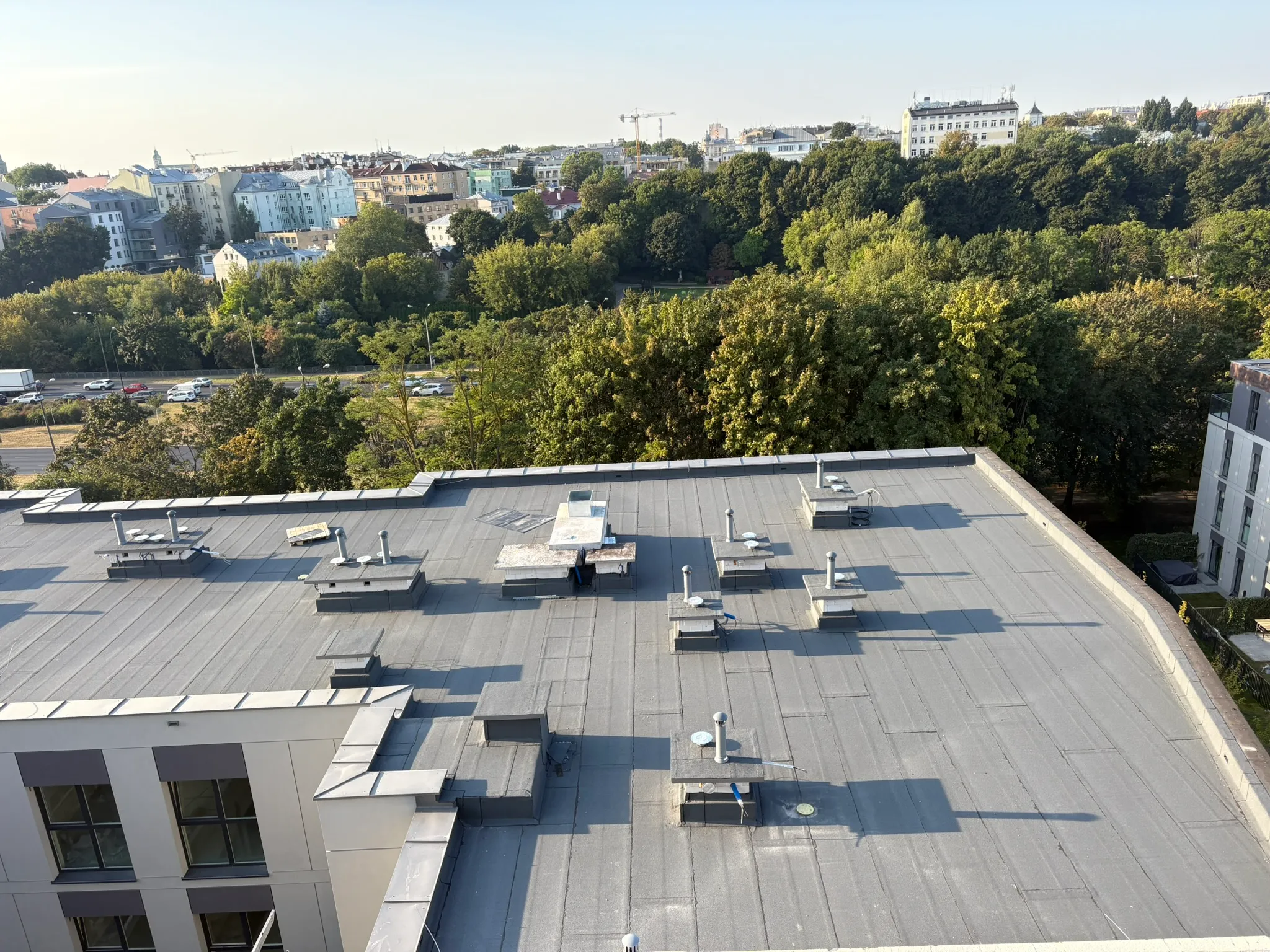 Hydroizolacja dachu — budynek użytkowy z panoramą miasta